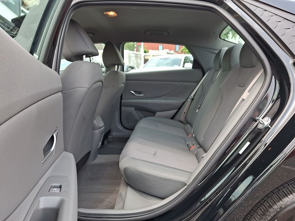 2025 Hyundai ELANTRA SE FWD