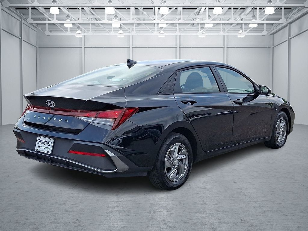 2025 Hyundai ELANTRA SE FWD